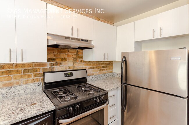 Building Photo - 1048 W Dickens Ave