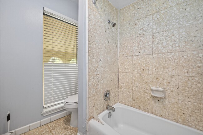 Building Photo - 8103 Oak Moss Dr