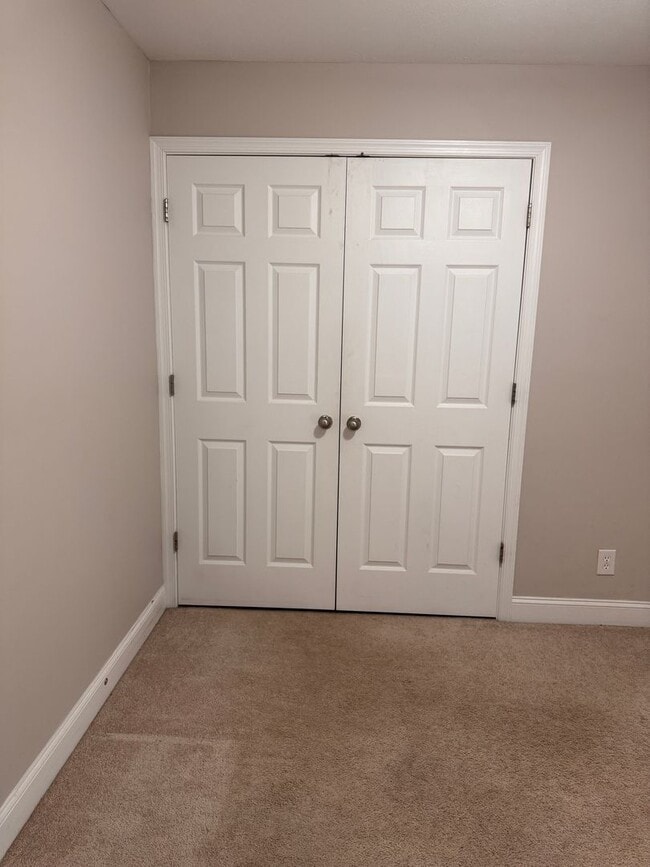 Building Photo - 3 Bedroom || 2 Bathroom Main Level Apartme...