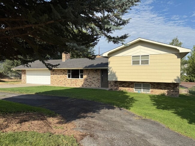 Building Photo - Spacious 3 Bedroom Home with Large Yard & ...