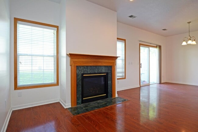 Building Photo - Beautiful 3-Bed 3-Bath Townhouse in Shakopee - Available Now!