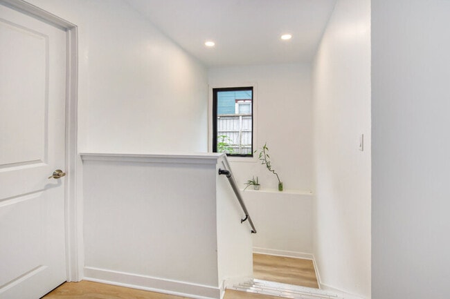 Building Photo - 511 E Ann St