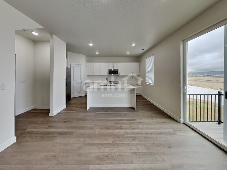 Building Photo - 1256 W Mahogany St