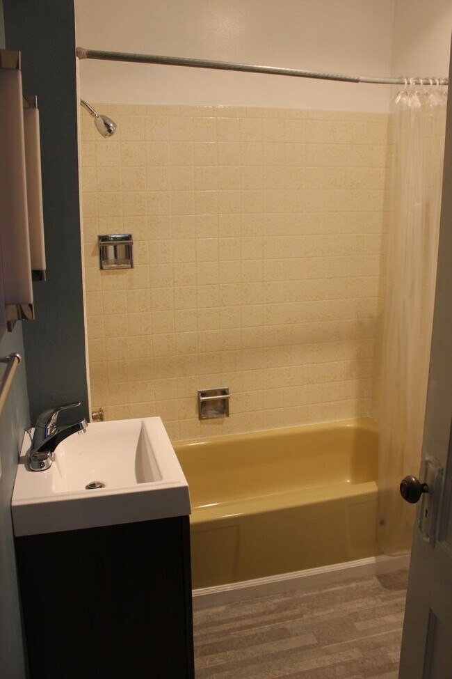 Building Photo - LARGE 3 bedroom in Old Broadmoor