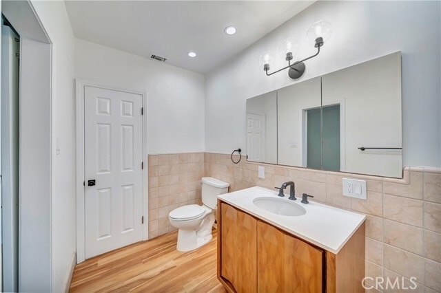 Building Photo - 546 S Beachwood Dr