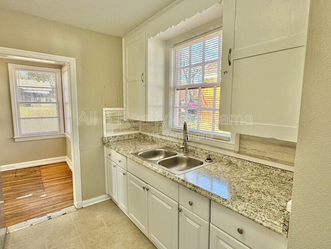 Building Photo - 115 Oak Forest Dr