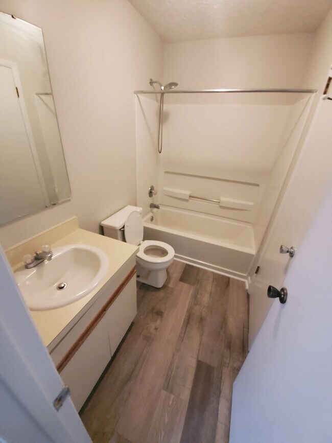 Building Photo - 672 Bartons Landing Pl