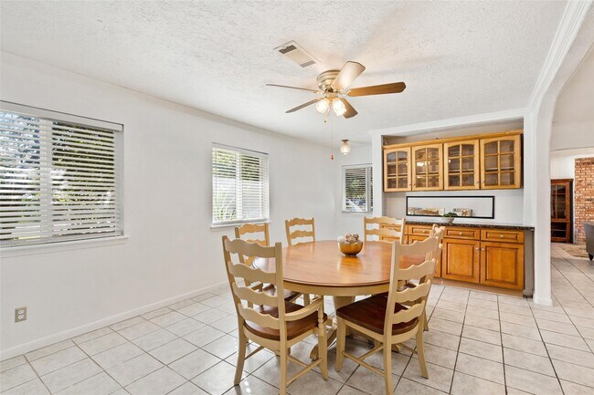 Building Photo - 9214 Bronco Dr