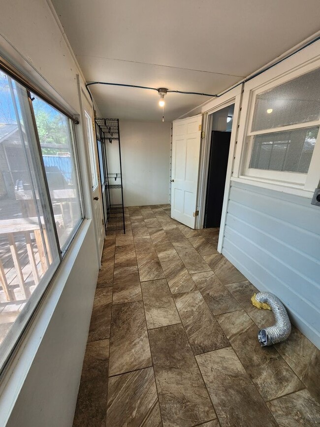 Building Photo - 3/1 Charmer in West Lampasas