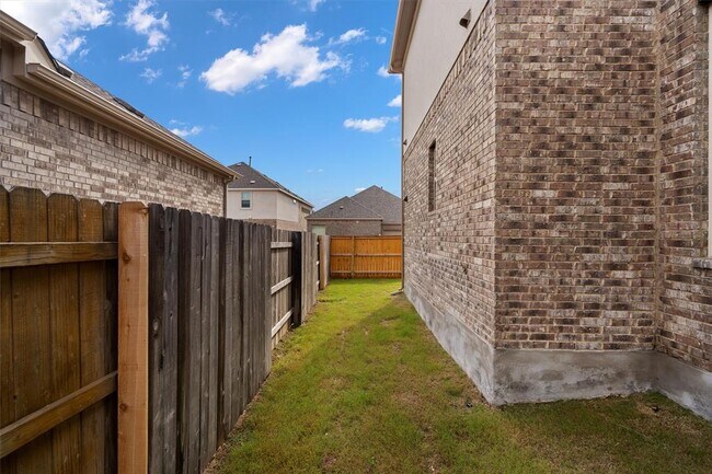 Building Photo - 2832 Stone Branch Dr