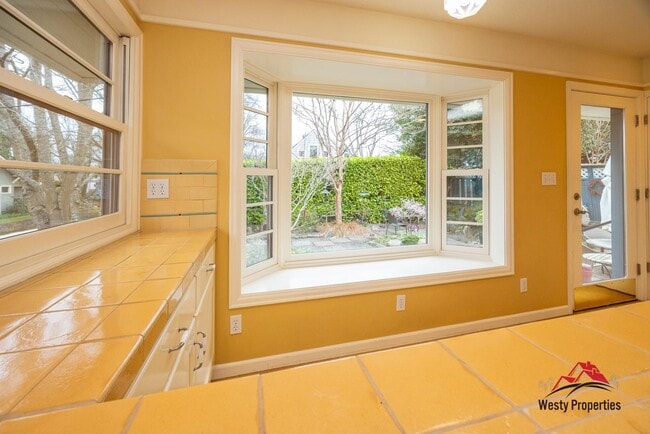 Building Photo - 3205 NE Davis St