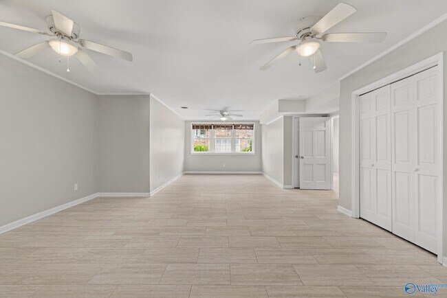 Building Photo - 820 Tannahill Dr SE