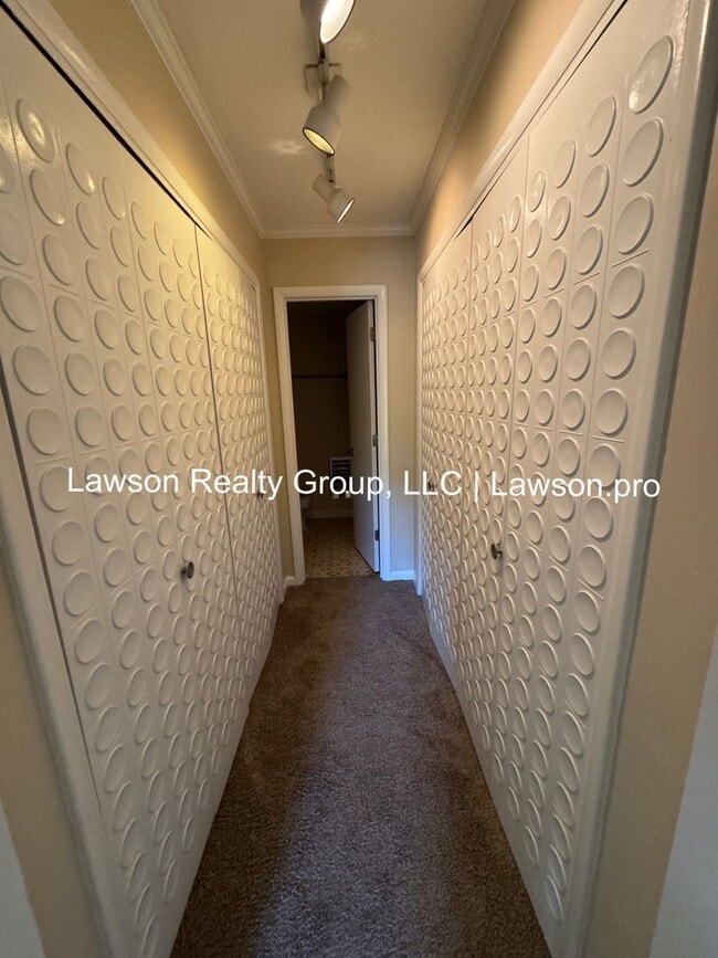 Building Photo - Two Bedroom Condo w/ Updated Kitchen in Hu...
