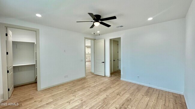 Building Photo - 6216 W Sierra Vista Dr