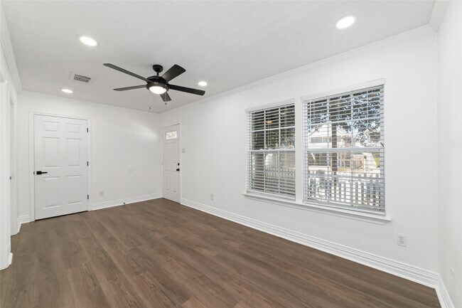 Building Photo - 802 E 33rd St