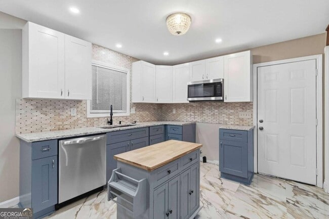Building Photo - 2953 Meadowview Dr SE