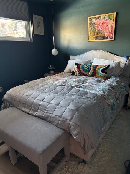 Queen bed, blackout curtains - 7665 Sun Island Dr S