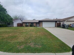 Building Photo - 3 bedroom/ 1.75 bathroom located in southw...
