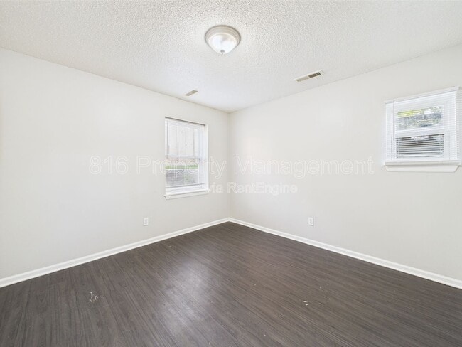Building Photo - 1229 W Hayward Ave
