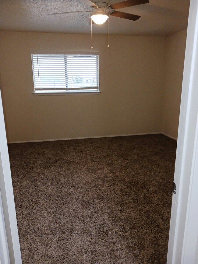 Building Photo - 801 Betsy Ross Dr