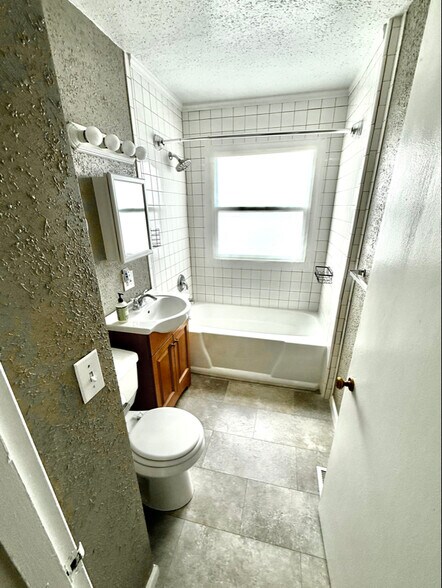 Building Photo - 701 NE 22nd Ave