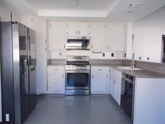 Building Photo - Spacious 4-Bed Home in Quiet Las Vegas Cul-de-Sac with Private Backyard