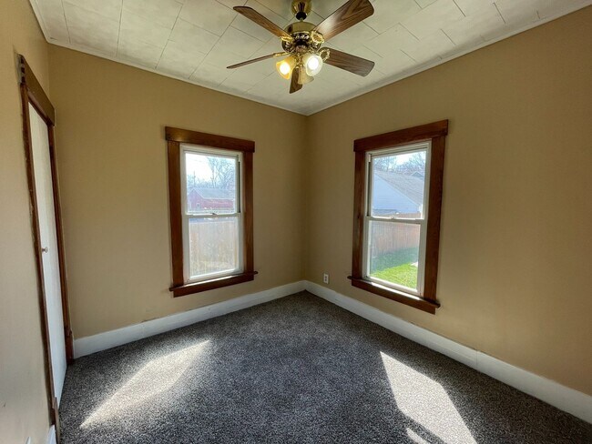 Building Photo - 2 Bed/ 1 Bath with Garage
