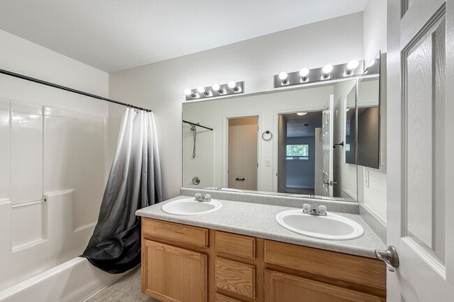 Building Photo - Wonderful 3 Bed, 2.5 Bath Townhome In Exce...