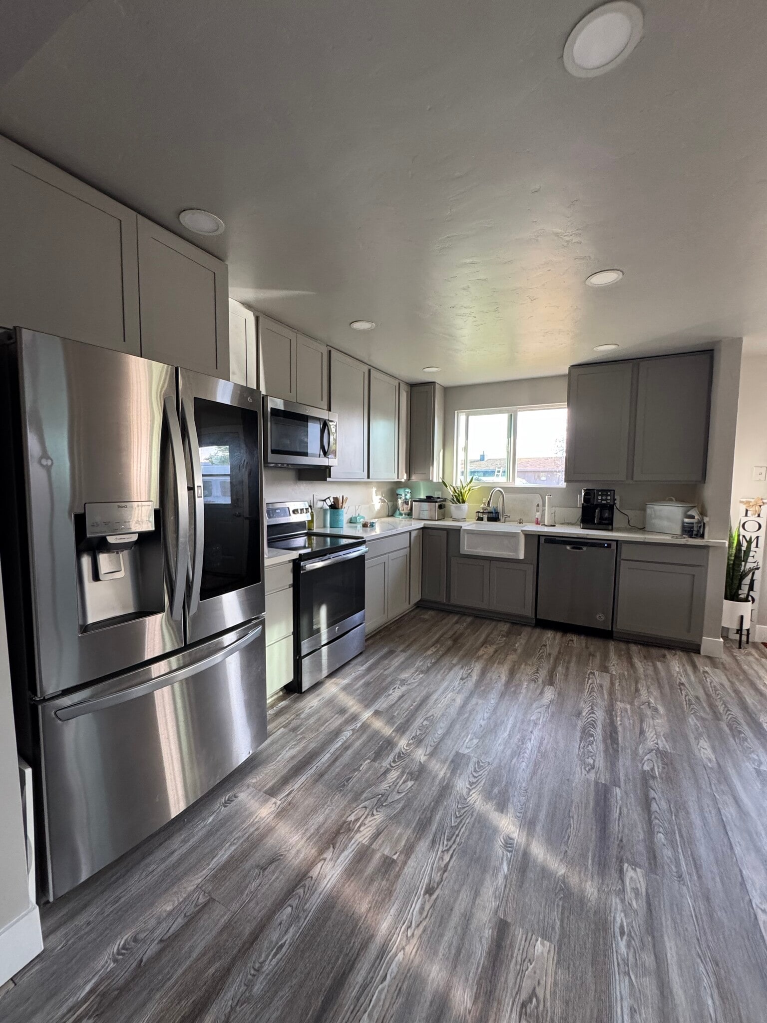 Building Photo - 3677 Lakeshore Blvd