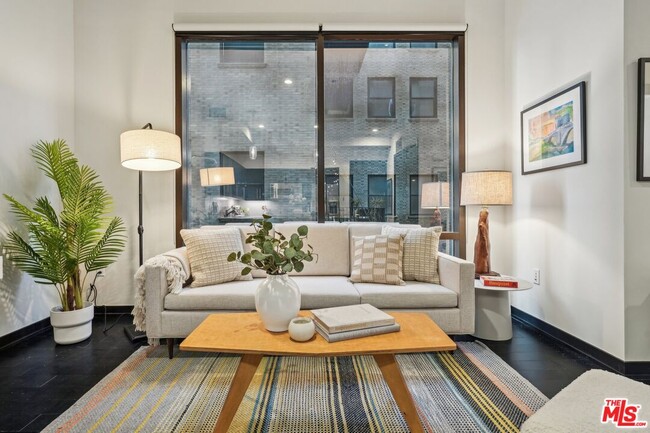 Building Photo - 655 S Hope St