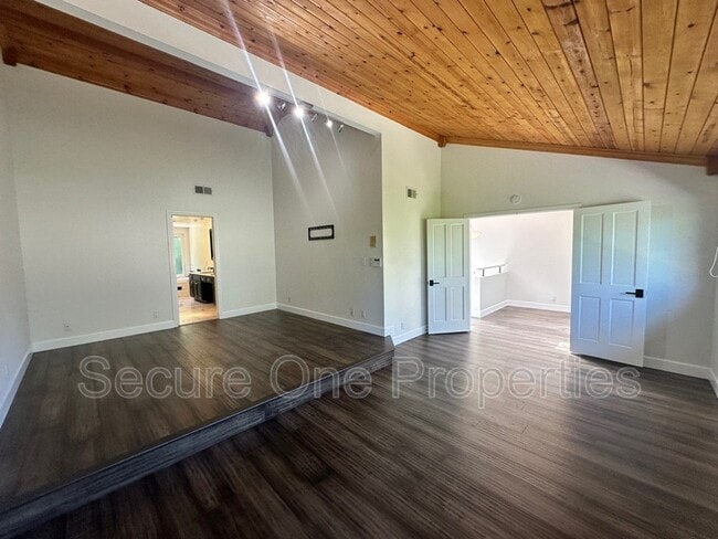 Building Photo - 4671 Club View Dr