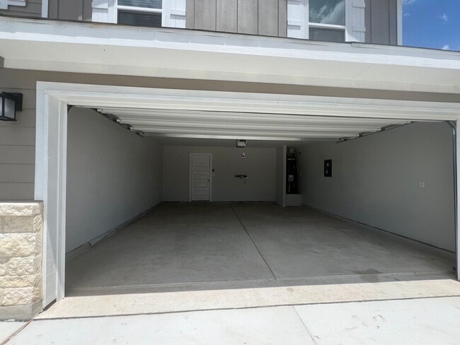 Building Photo - Charming 3/2.5 2 Story Home in Hiddenbrook