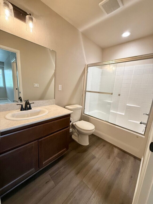 Building Photo - Move In Ready 3 Bed 2.5 Bath!!!
