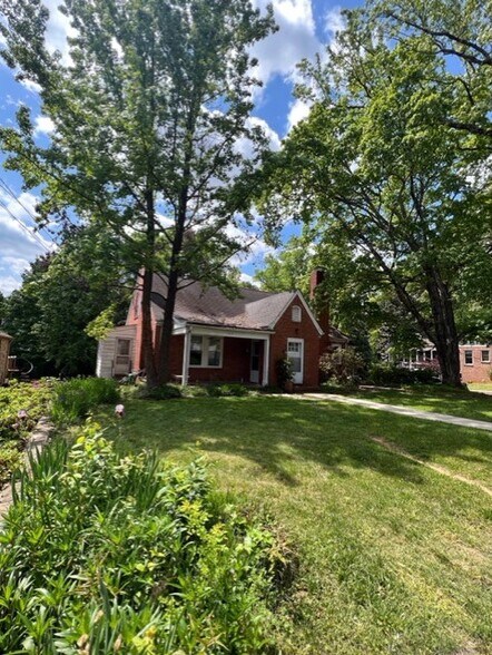 Primary Photo - 815 W Johnson St