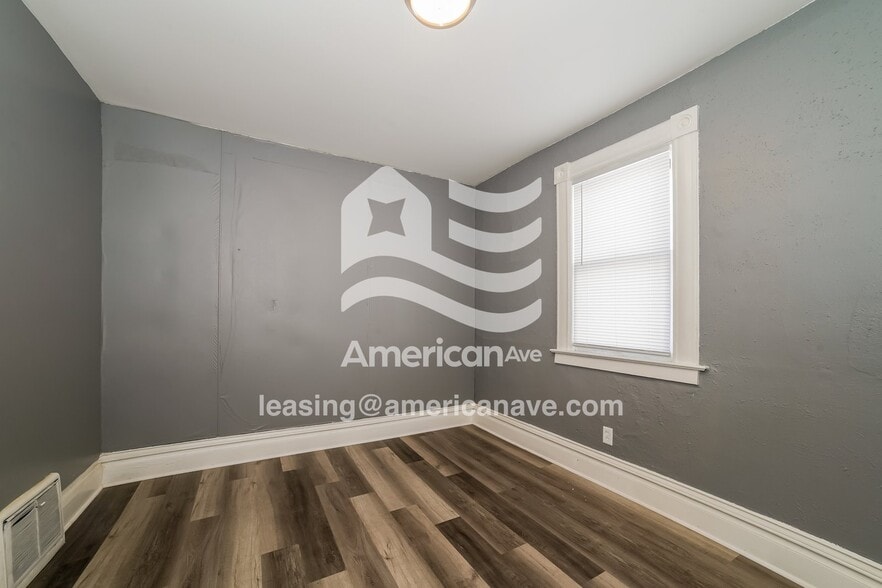 Building Photo - 204 E Thrush Ave