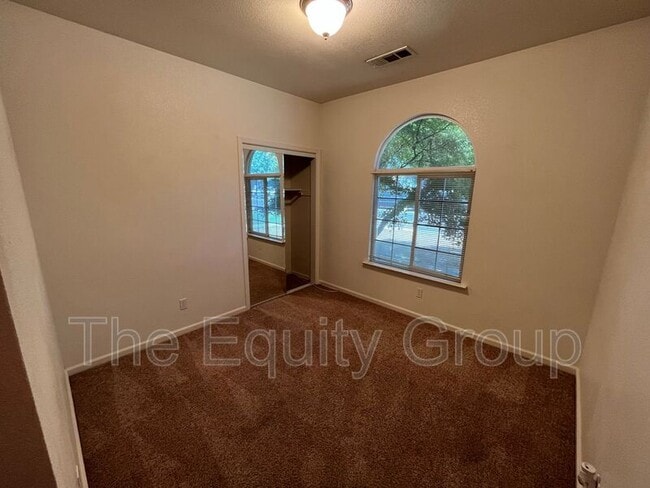 Building Photo - 2329 W Sunnyside Ave