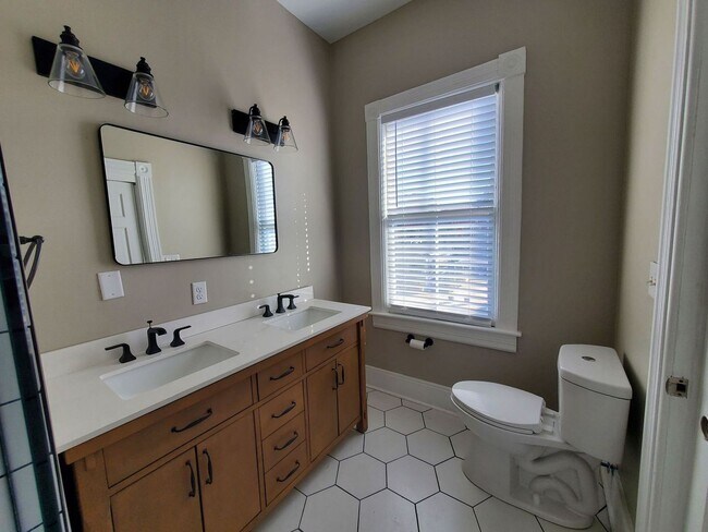 Building Photo - Historic Townhome !!