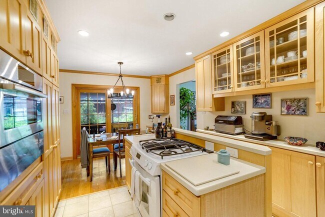 Building Photo - 5605 Eastbourne Dr