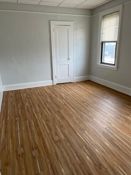 Building Photo - 85 Westbury Ave