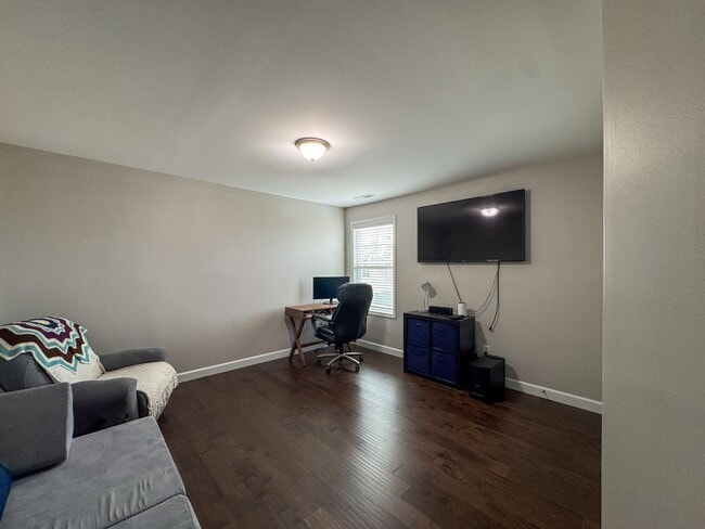 Building Photo - Gorgeous 4 Bed 2.5 Bath Home with Fenced Backyard