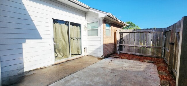 Building Photo - 213 Mango St
