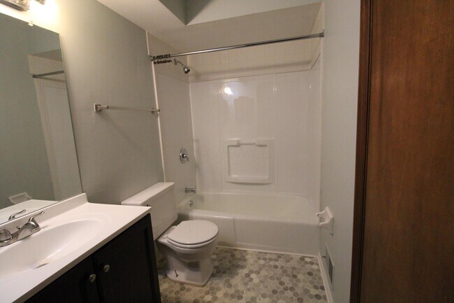 Building Photo - 1800 Quarry Ridge Dr
