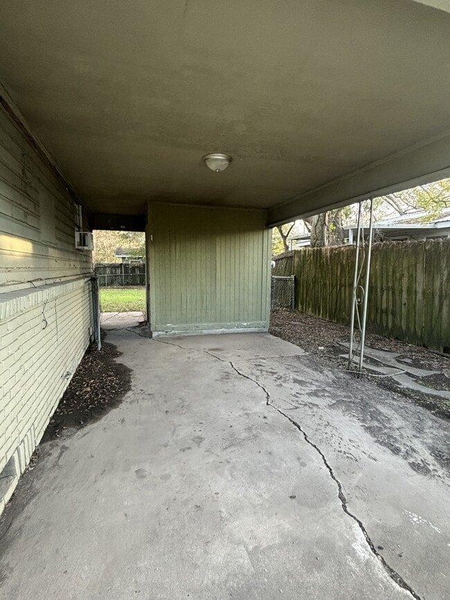 Building Photo - 3503 W Congress St