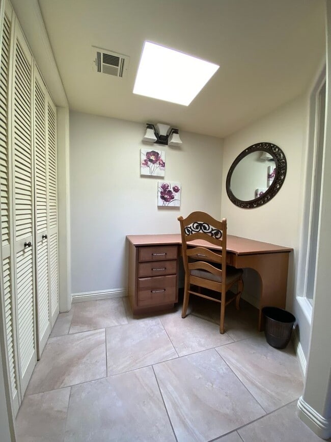 Building Photo - AVAILABLE NOW! LOVELY 1 Bed 2 Bath Condo i...