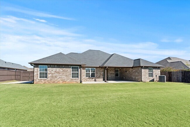 Building Photo - Immaculate 4 Bedroom Home Between Athens a...