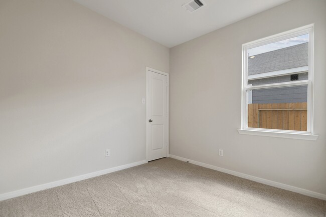 Building Photo - 15814 Berry Hl Dr