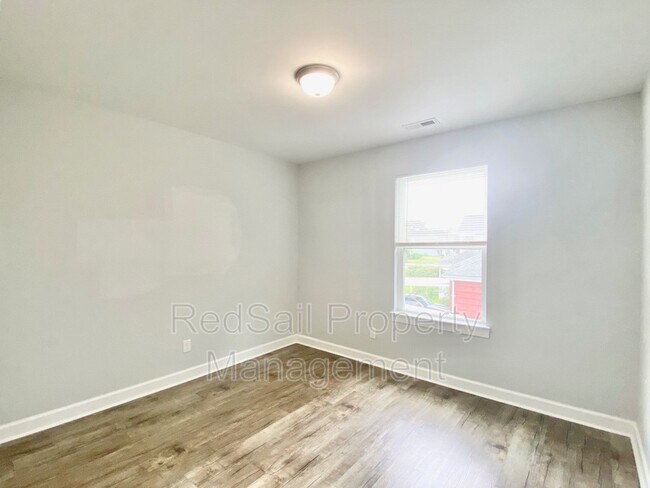 Building Photo - 112 Thalia Rd