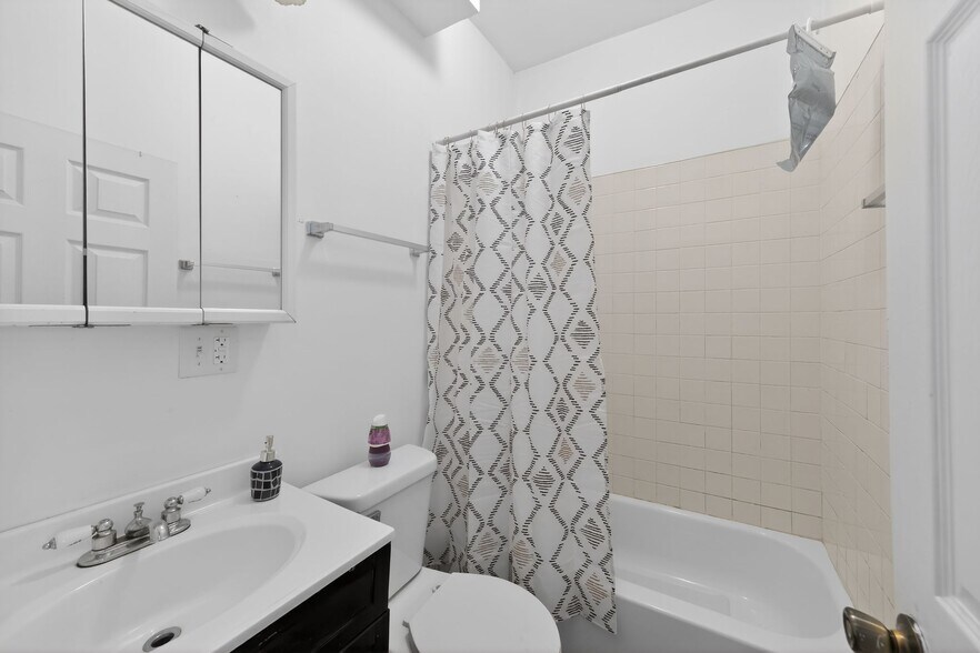 Building Photo - 1144 W 68th St