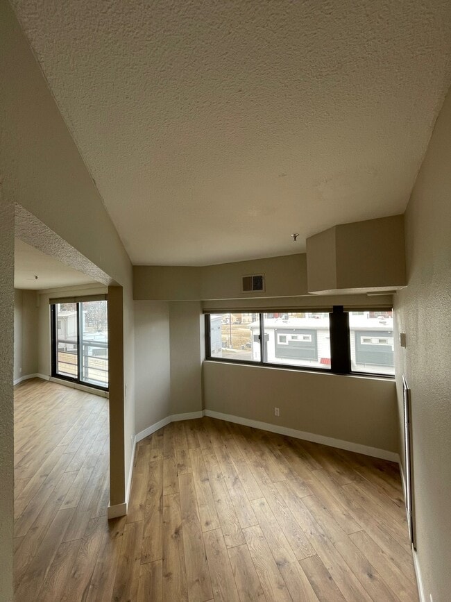 Building Photo - 100 Park Ave W