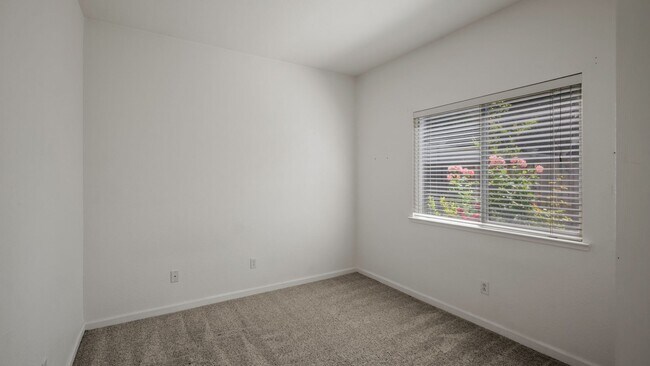Building Photo - 3 bed 2 bath in Green Valley!